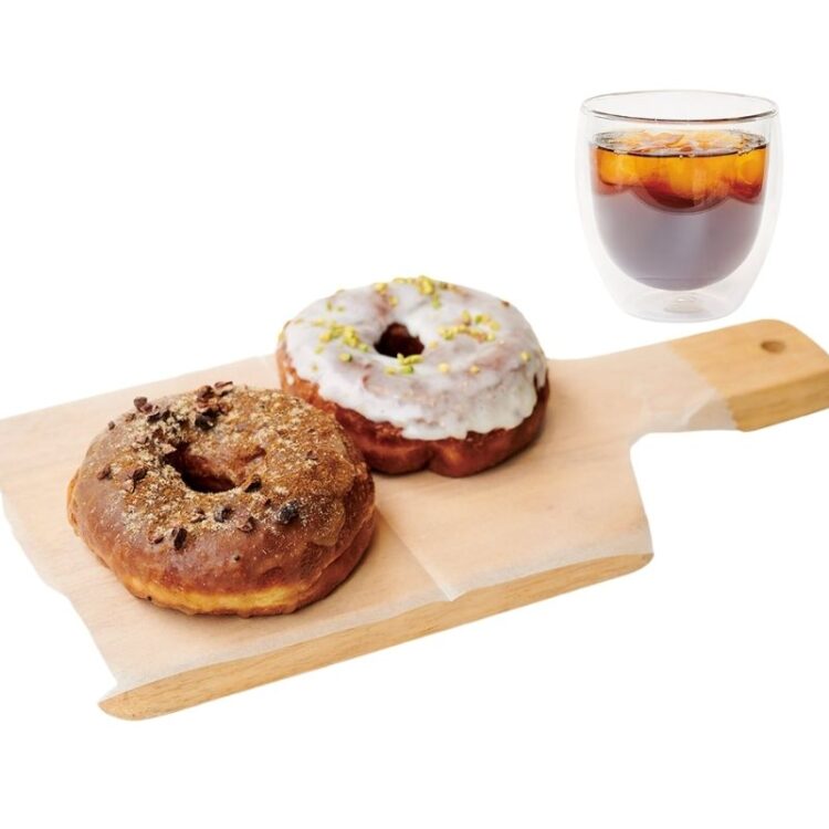 カカオニブが効いた、左・「チャイ」350円。右・「レモン」350円。「くろねこコーヒー」500円。