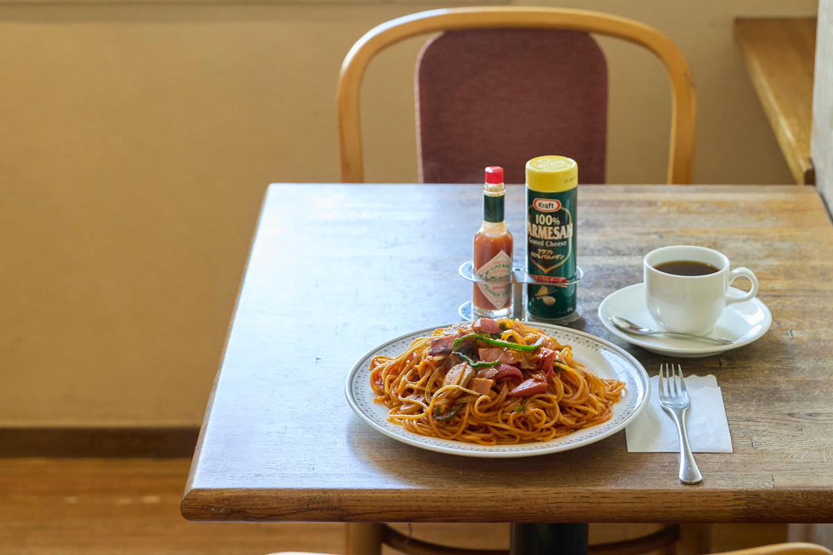松本市の翁堂駅前店喫茶室のナポリタン