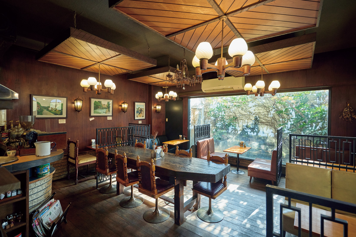 松本市の珈琲茶房 かめのやの店内