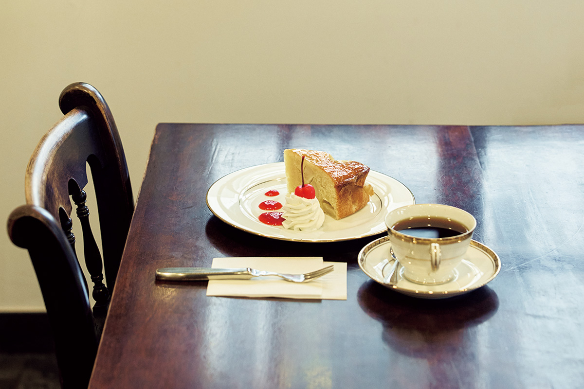 松本市の〈八十六温館〉のケーキとコーヒー