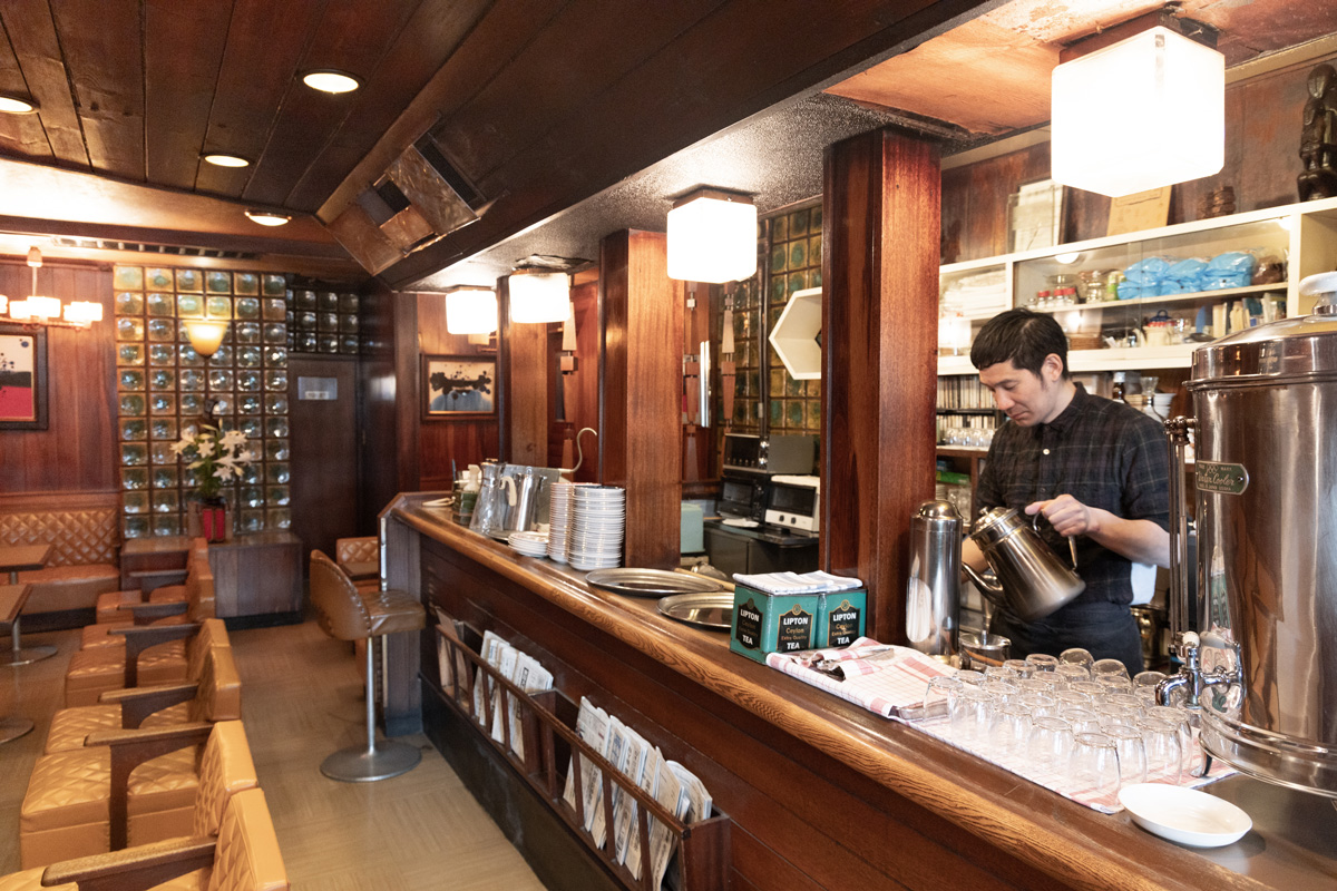 京都〈六曜社珈琲店 一階店〉の店内