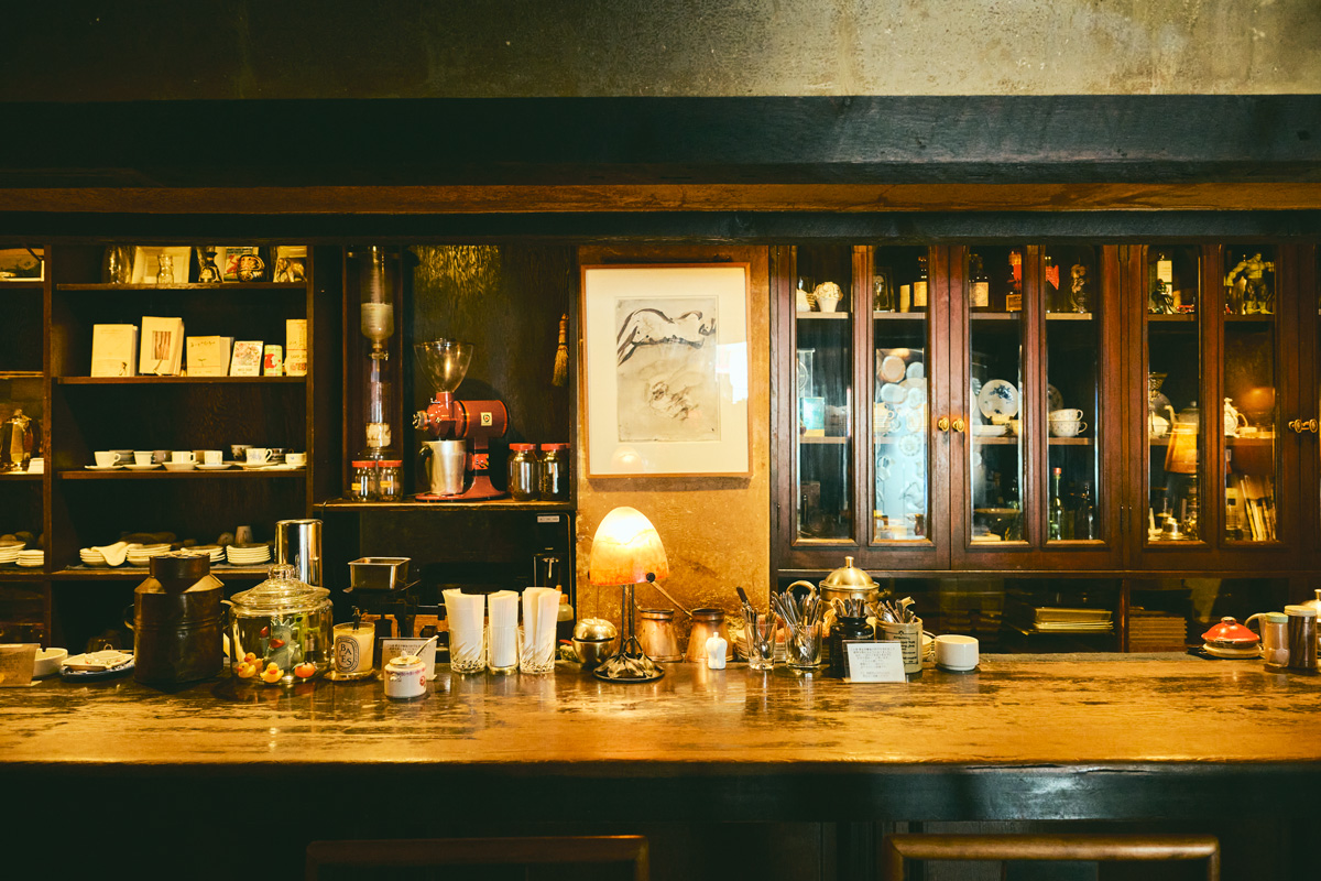 表参道〈Café Les Jeux Au Grenier〉の店内