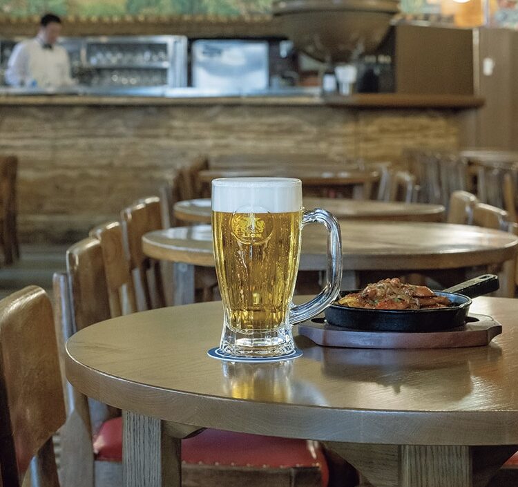 右から、麻辣レバーパテ&蜂蜜 840 円、四川風アヒージョ&花巻 1,500 円、点心盛り合わせ 1,700 円など。