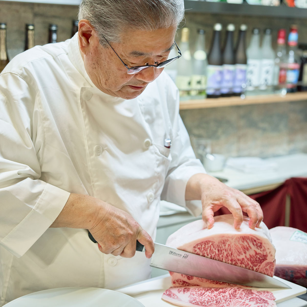 横浜の焼肉〈網焼き肉つる屋〉の店主