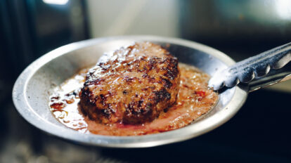 【横浜】愛され続ける老舗だから美味しさは絶対。行きつけにしたいお肉が自慢のお店2選