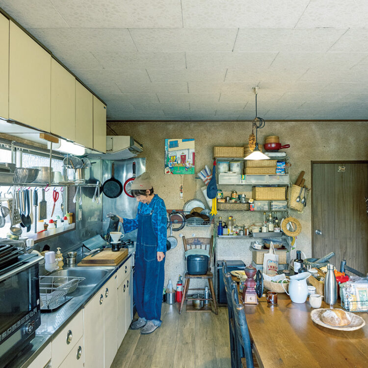 昔懐かしい昭和のキッチン。使い込まれ、磨き込まれて独自の景色に。壁の〈タケハーナ〉の絵は、閉店時にゲストから贈られたお笑い芸人・ネゴシックスさんの作品。