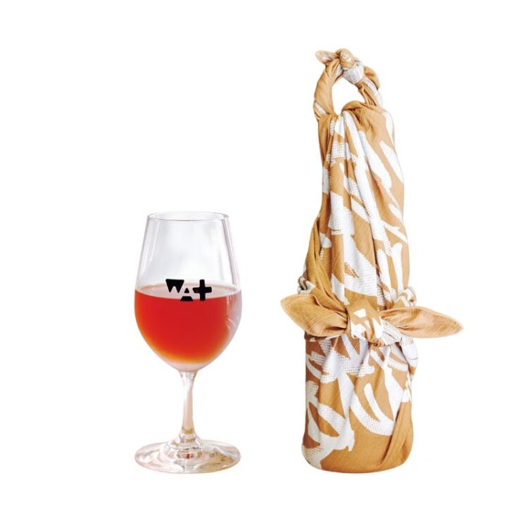 日替わりのグラスワイン1,200円～。クラフトビールのタップは2つ。フムス500円などつまみもある。オリジナル風呂敷3,850円。