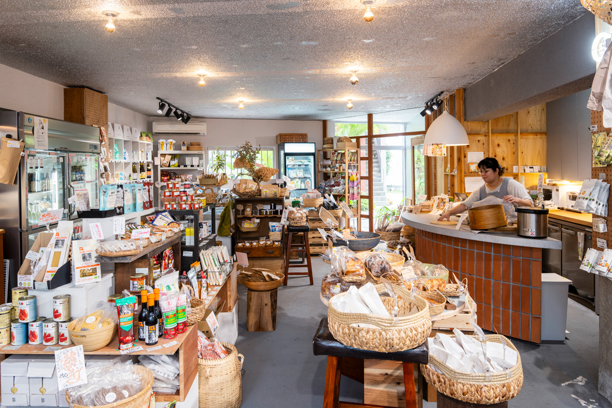 沖縄の松尾芭商の店内