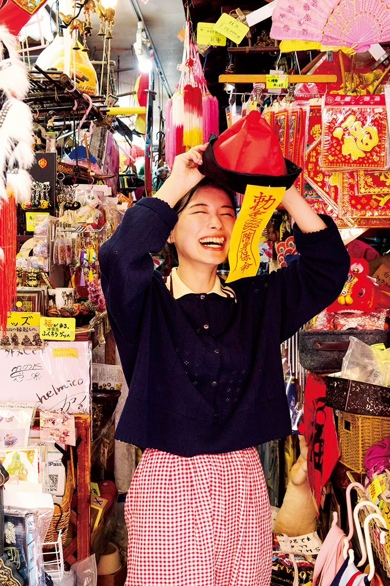 お店の中には所狭しとチャイナドレスや服飾品が並ぶ。店長代理のミルクさん（11歳）のおかげか、犬用のチャイナ服も人気なんだとか。
チャイナシューズ3,080円、キョンシーハット660円（共に外丸繊維工業 045-662-7801）