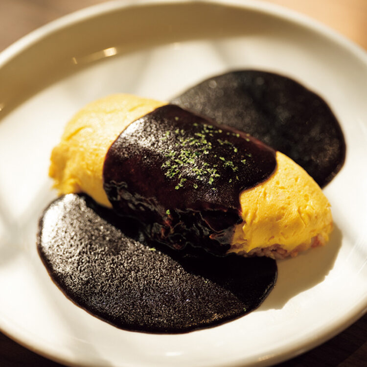 オムライス1,300円。牛バラ肉を煮詰めて作るトロトロの濃厚ソース、ふわっとやわらかな玉子焼き、ケチャップライスの名トリオ。