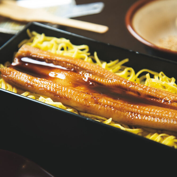 箱めしのほか、すり鉢に入った白胡麻、おろしゆず、ワサビ、青ネギ、お新香、味噌汁つき。