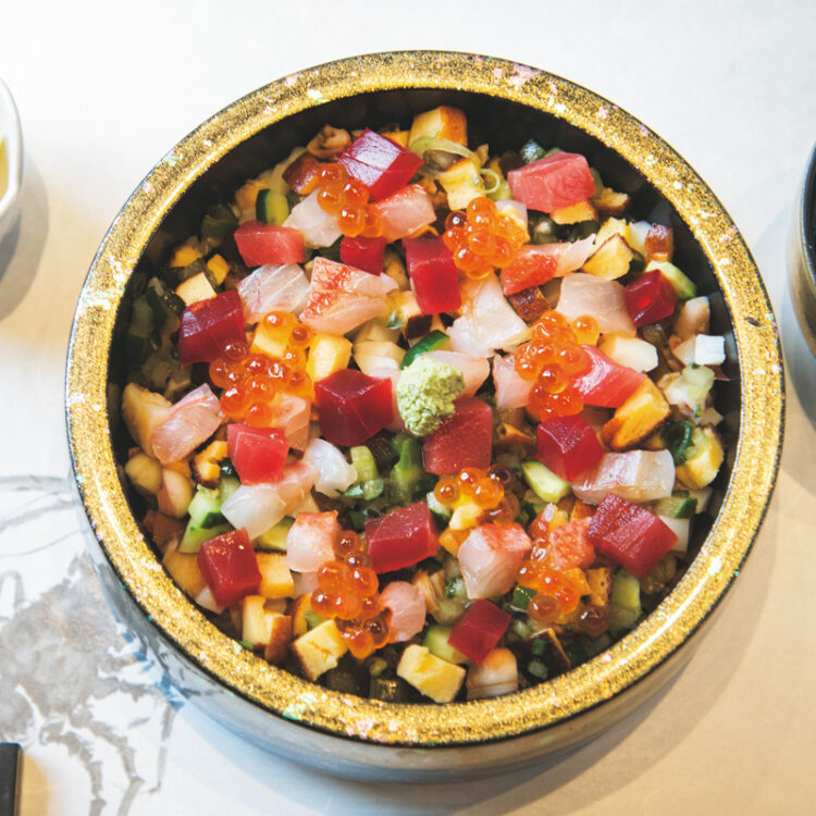 たくさんの具材が美しくちりばめられた、ばらちらし1,980円。野菜などを刻んで混ぜた山形の郷土料理「だし」が、食感的にも味的にも良いアクセントになっている。自家製の新生姜のガリが別皿で出される。