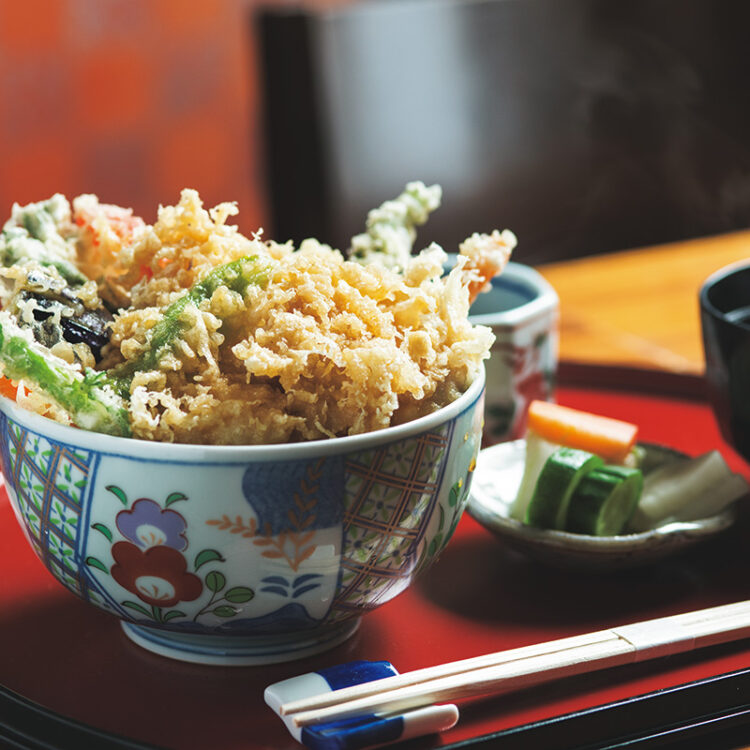 名前に相応しい威風堂々とした姿。カラッと揚げられた天ぷらはいくらでも食べられる軽さ。「きちんと料理されたとらふぐをたっぷり食べてほしくて」この量になったのだそう。“はみ出し天丼”の名前に相応しい威風堂々とした姿。カラッと揚げられた天ぷらはいくらでも食べられる軽さ。「きちんと料理されたとらふぐをたっぷり食べてほしくて」この量になったのだそう。