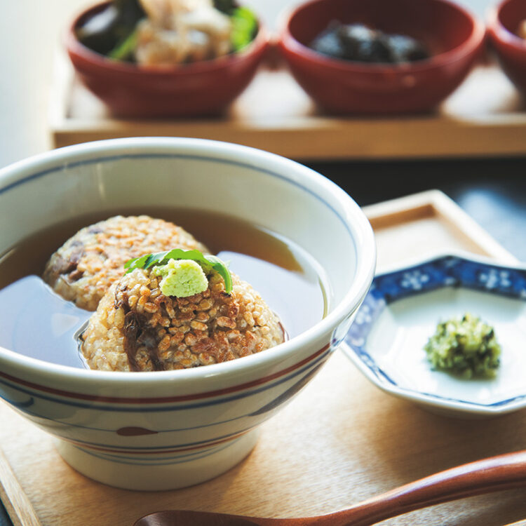 焼きおにぎり茶漬けのほか、信州地鶏「真田丸」の胸肉たたきサラダなど前菜が3種つく。
