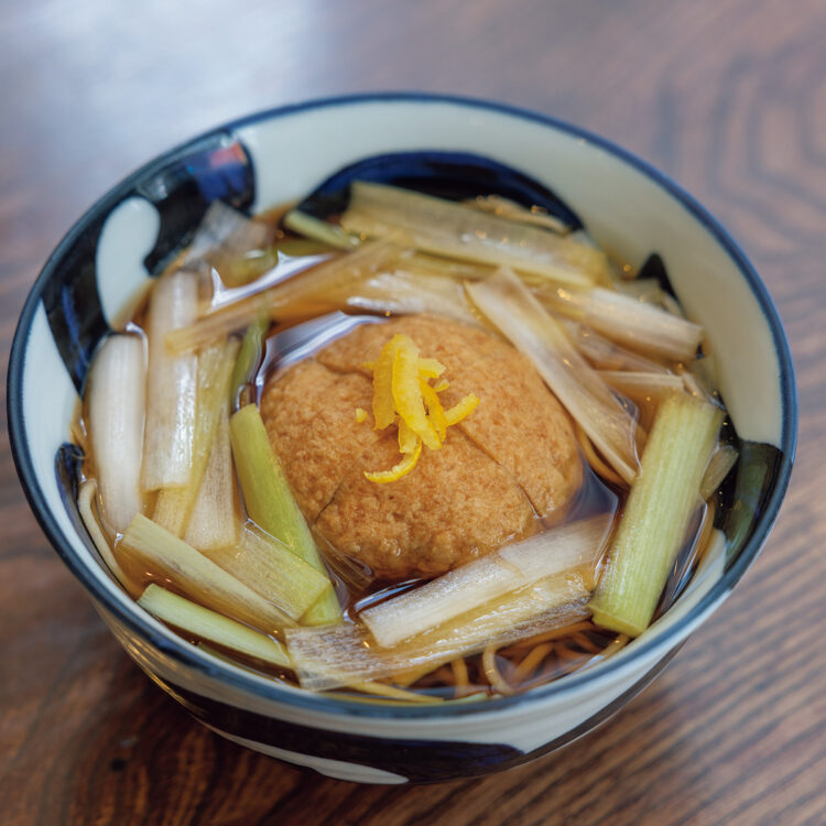 冬場は牡蠣そばや牡蠣なべも自慢のひと品。年代問わず幅広く愛される街のそば屋。