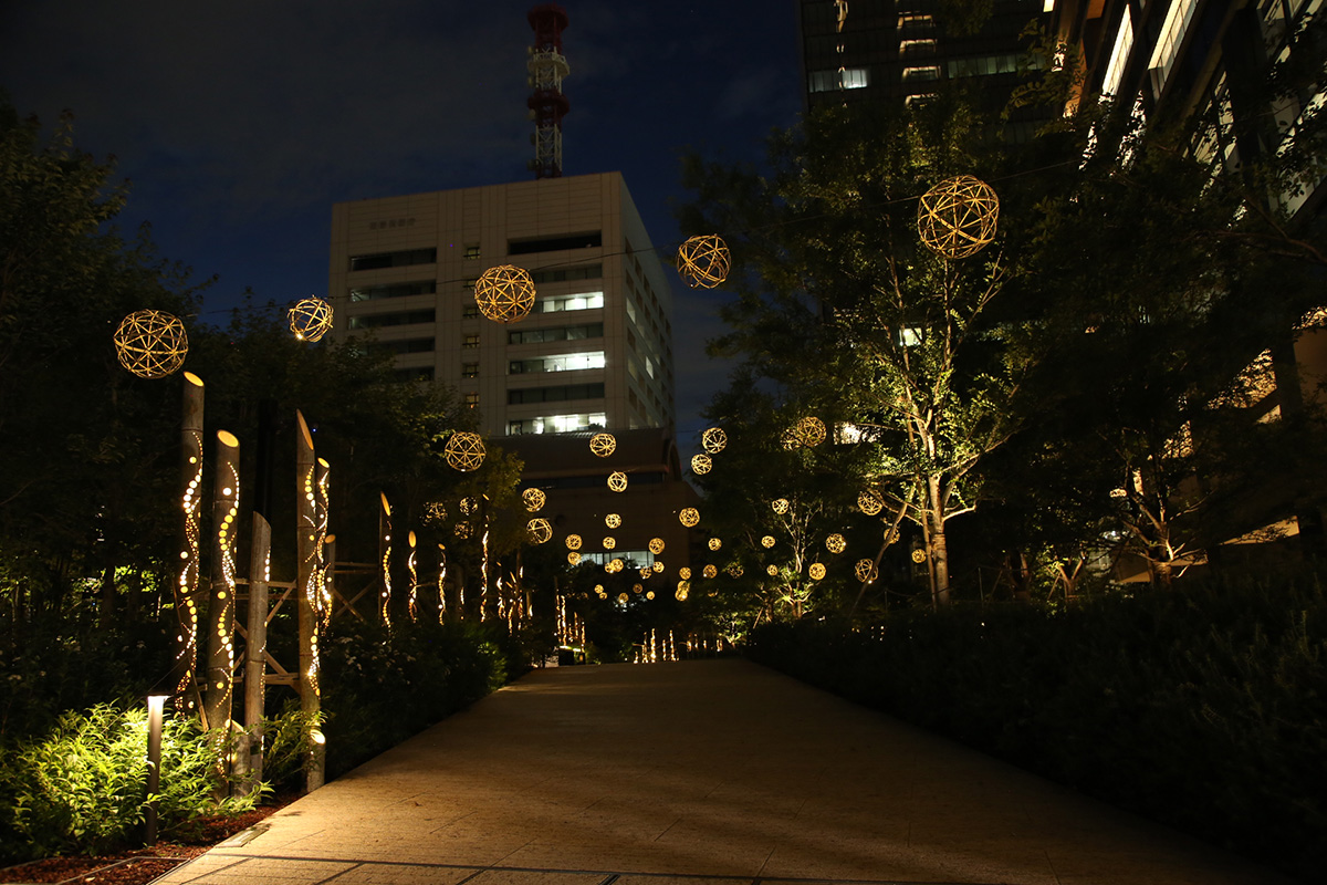【大手町】オフィス街が幻想的な「竹あかり」でライトアップされ、おいしくてほっとする夕涼みスポットに。
