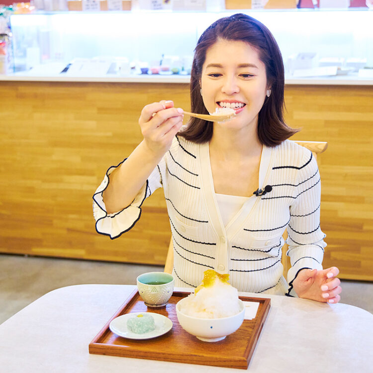 かき氷を食べる神田愛花さん