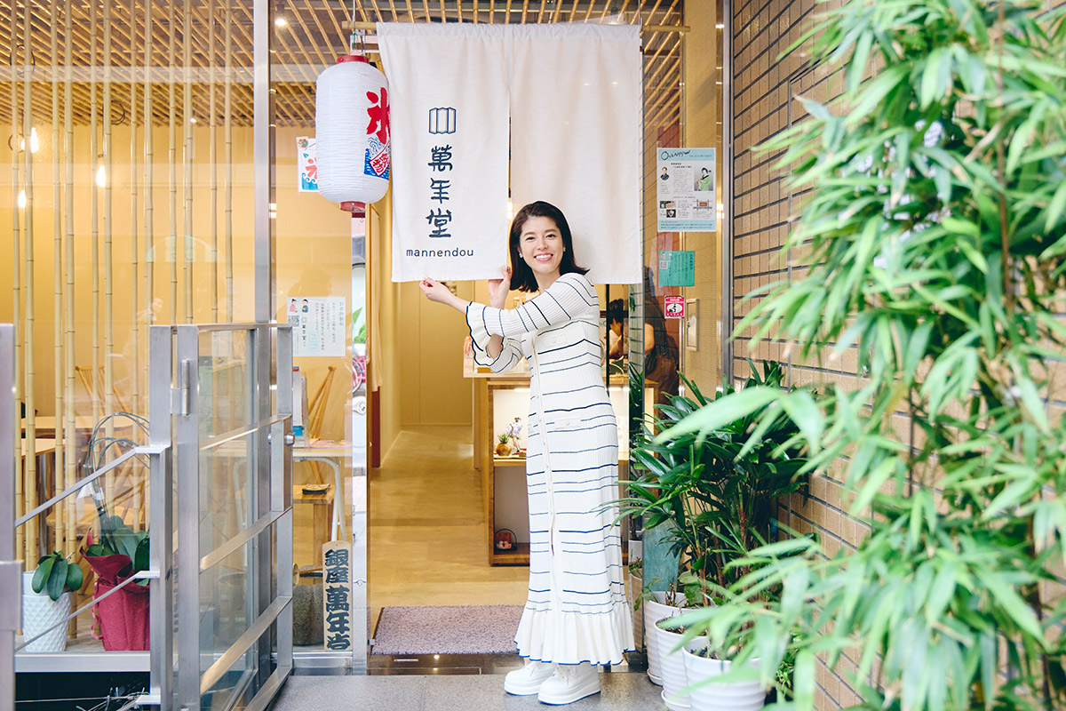 和スイーツ店の前に立つ神田愛花さん