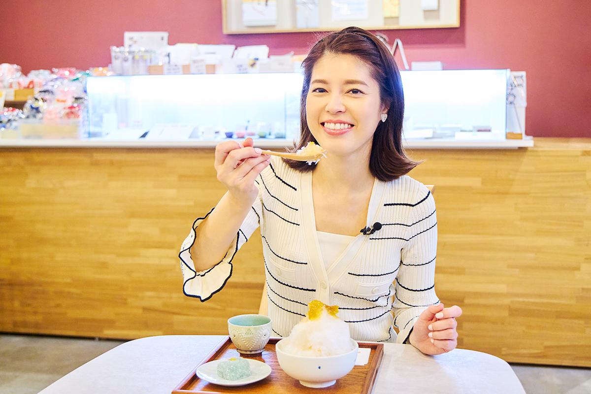 銀座 萬年堂本店でかき氷を食べる神田愛花さん