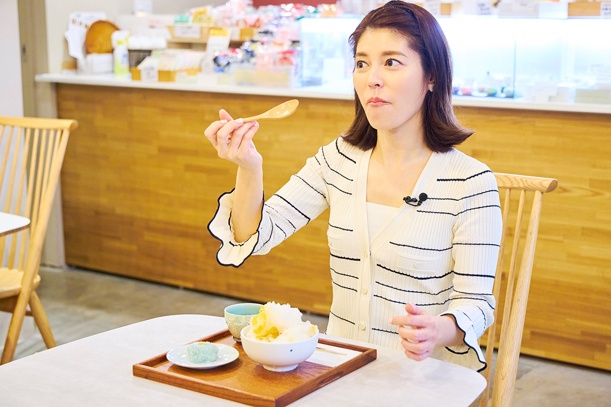 銀座 萬年堂本店でかき氷を食べる神田愛花さん