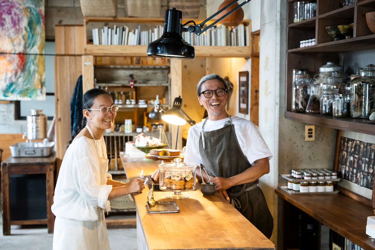 沖縄の今帰仁のカフェ波羅蜜のオーナー夫妻。