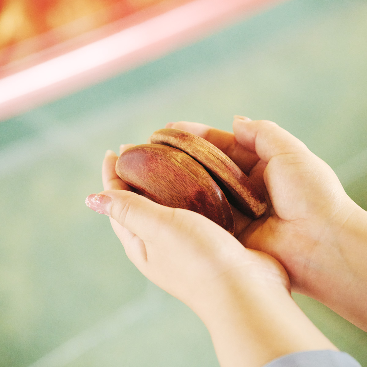 横濱媽祖廟の中国式神筈おみくじの引き方。