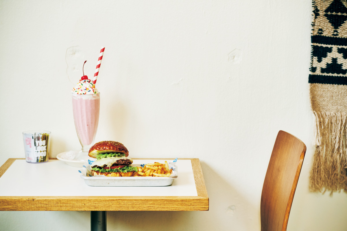 沖縄のKing Side BREAKFAST and BURGERSのハンバーガーをシェイク