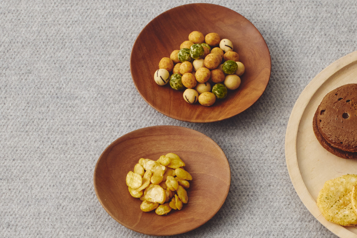 【東京駅で買える手土産】手が止まらない美味しさ。〈豆源〉の「おとぼけ豆」と「カレービーンズ」