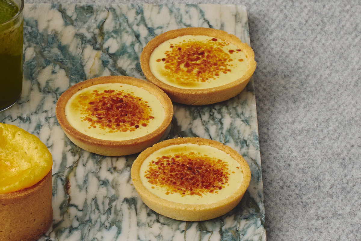 【東京駅で買える手土産】食感も美味しい！〈喫茶店に恋して。〉の「クレームブリュレタルト」