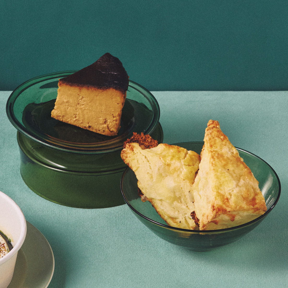 〈GOOD CHEESE GOOD BAKE〉のブラウンバスクチーズケーキとホエイスコーン