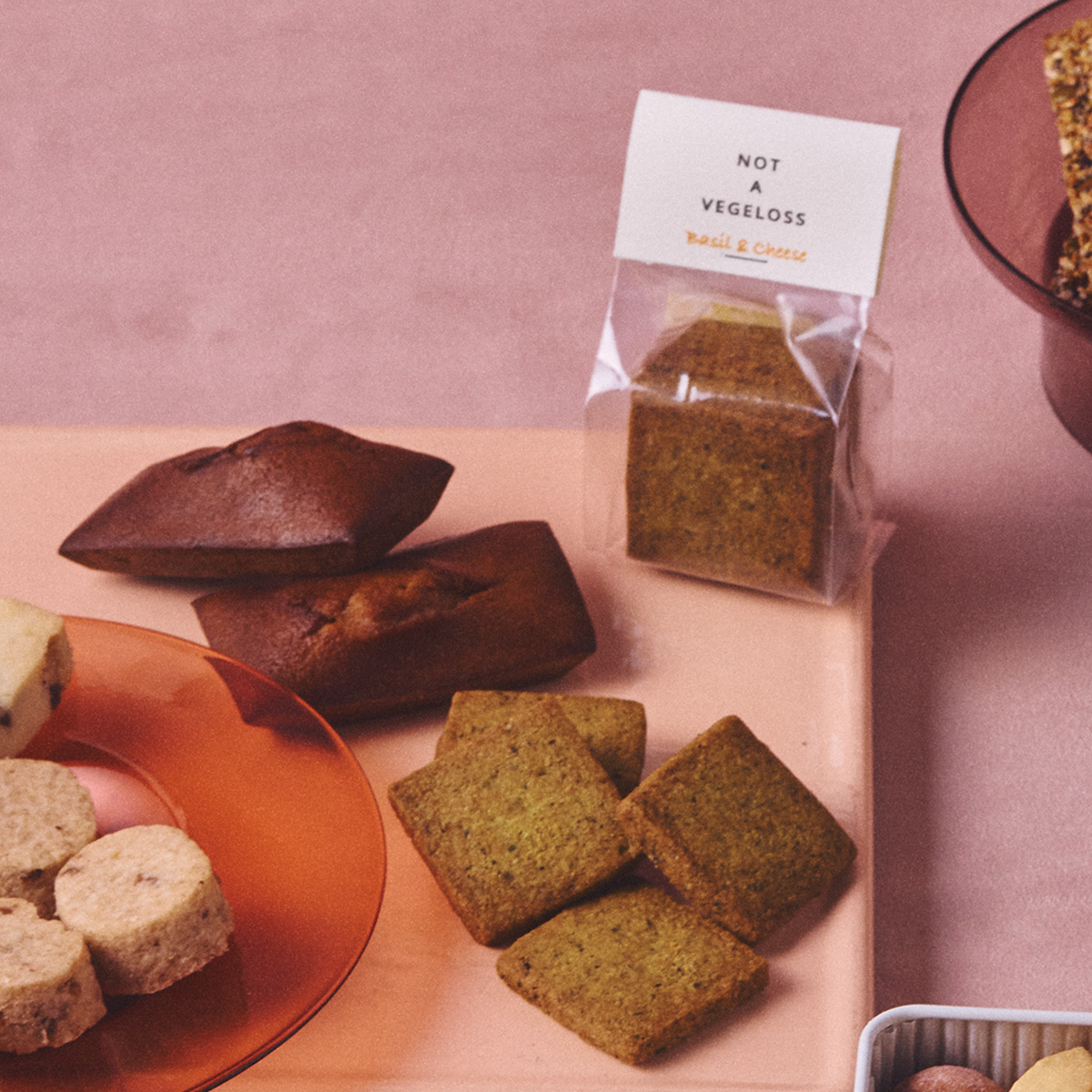 〈NOT A VEGELOSS〉のバジルとチーズのクッキーと玉ねぎフィナンシェ