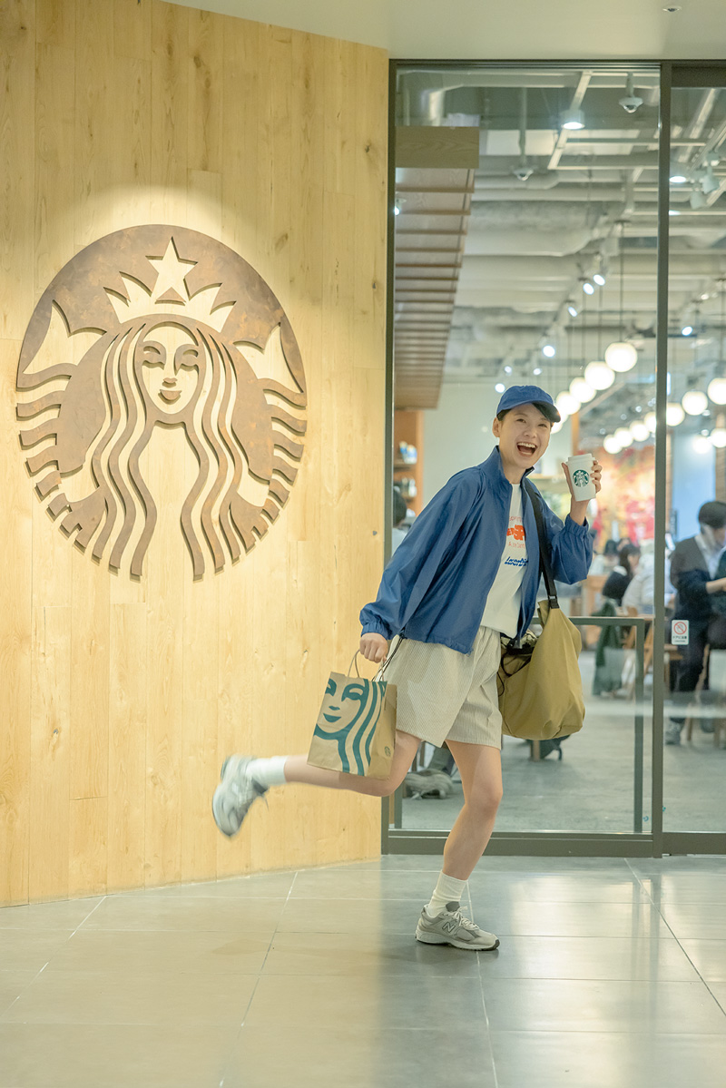 スタバに行く女性