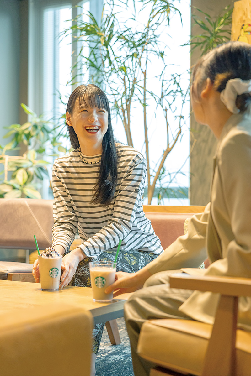 スタバで友達と談笑する女性