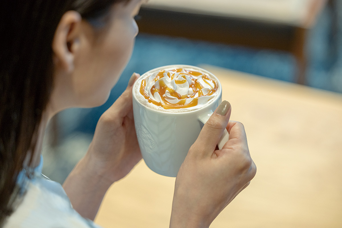 スタバのホワイトモカを飲む女性