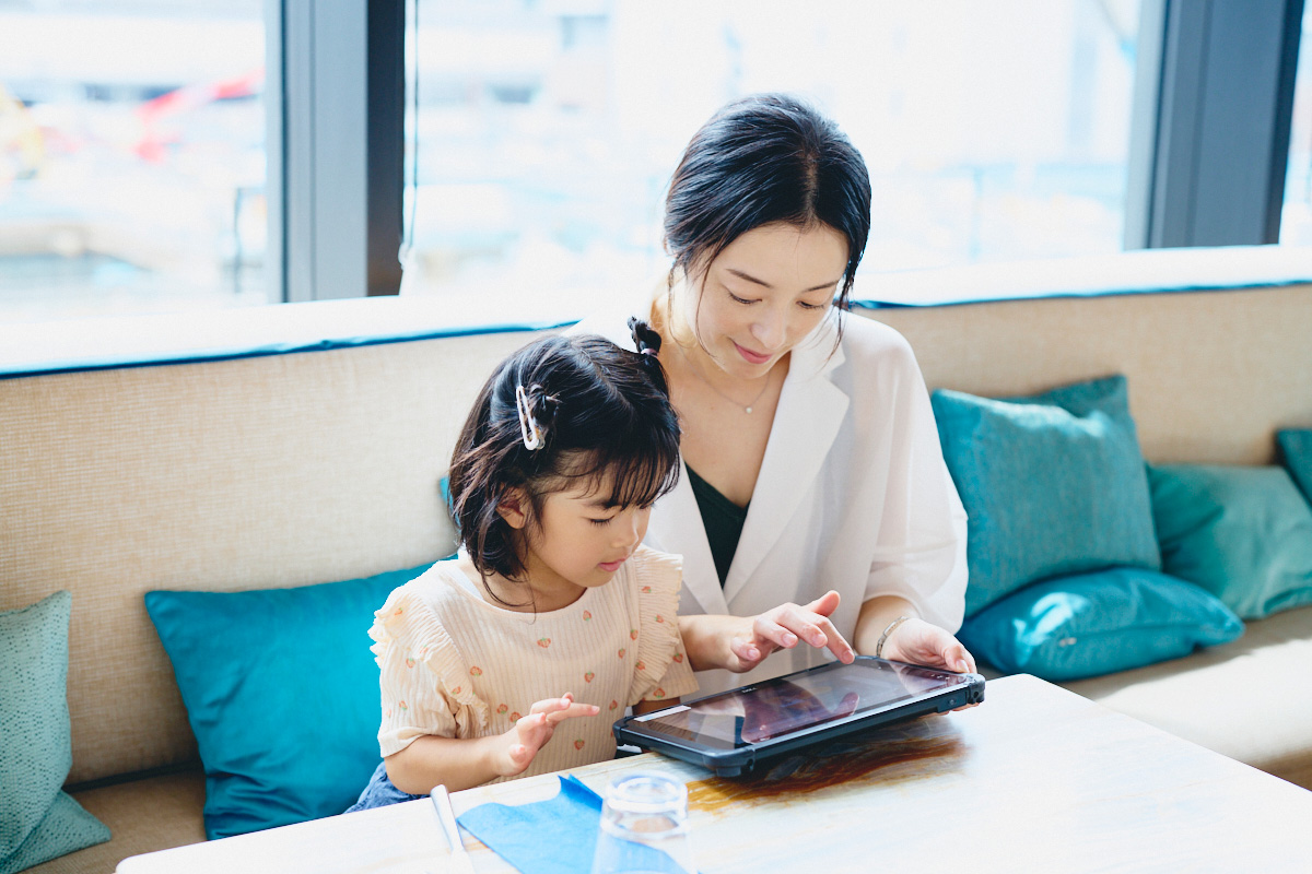 ママ友会にぴったりな東京駅すぐのブリアンツァ東京。タッチパネルオーダーをしているところ