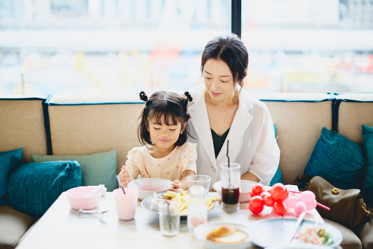 ママ友会にぴったりな東京駅すぐのブリアンツァ東京で食事をしている親子