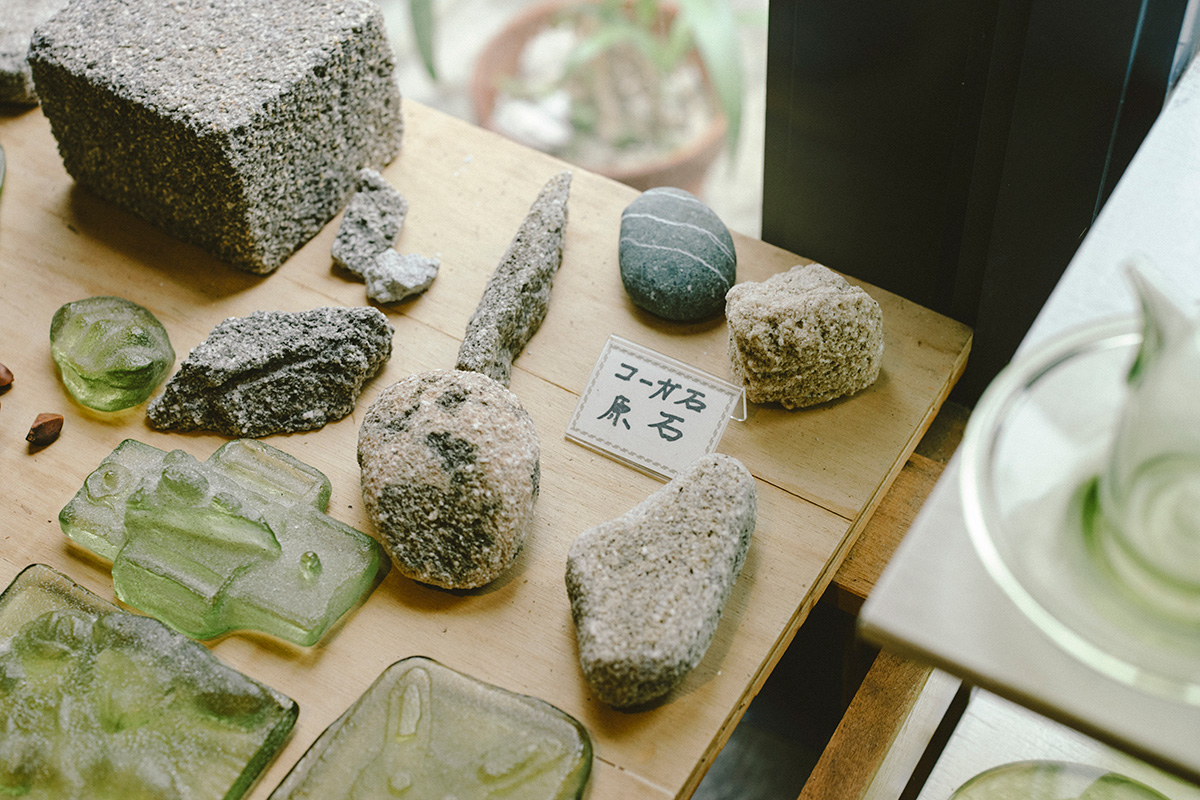 新島ガラスアートセンター〉