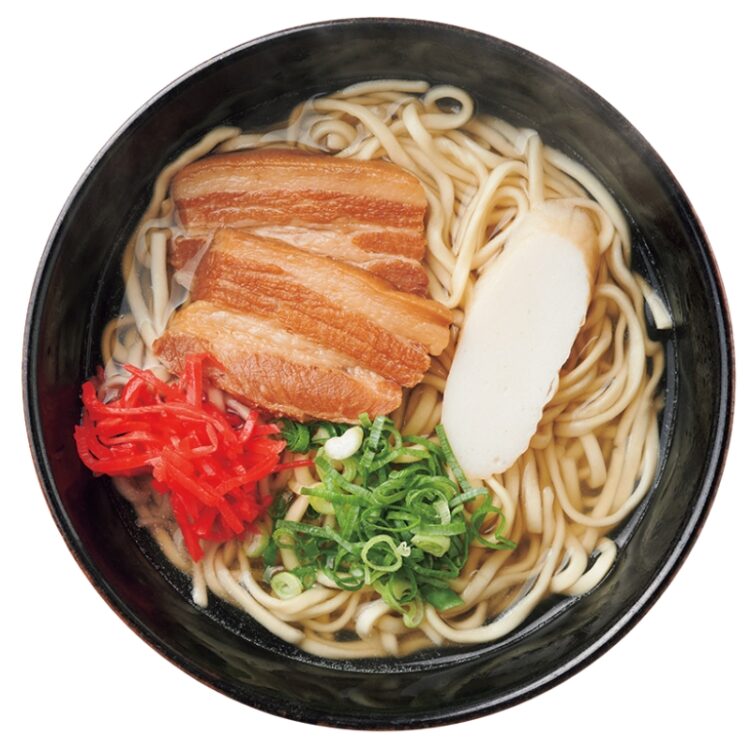 かまぼこ：棒状にした魚のすり身を蒸さずに油で揚げたもの。やわらかな食感。　ネギ：沖縄で栽培された島ネギが一般的。アサツキのような細めの見た目。　三枚肉：豚バラ肉を甘辛く煮たもの。皮、脂、肉が三層になっている。　紅生姜：酸味と辛味、食感のアクセントに使う。生の生姜や、のせない店も。