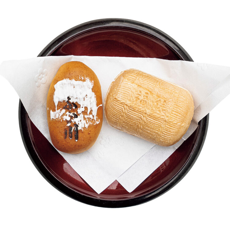 左・すりごまの風味が際立つ「ふか川」210円。右・米俵の意匠がかわいい「下町最中」210円はパリッとした皮の食感も美味。