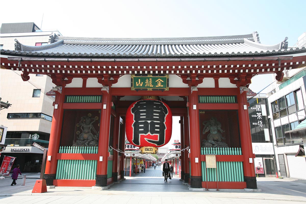 浅草寺でお参りをした後に行きたい。浅草・蔵前の下町グルメの新定番15選|抹茶スイーツ、絶品おにぎり店、1人呑みスポットほか