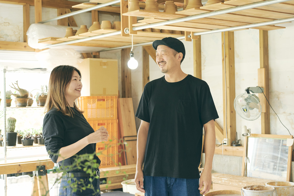 沖縄で〈FUCLAY〉を立ち上げた周三さんと沙紀さん