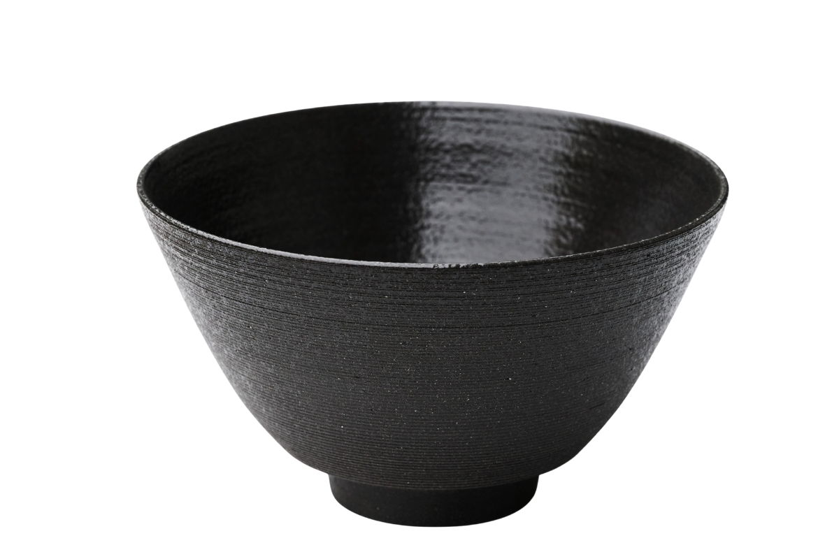 やちむんとしては、黒のシックな質感が珍しい4.5寸マカイ4,620円。那覇市小禄の陶芸家「oroku」の作品。