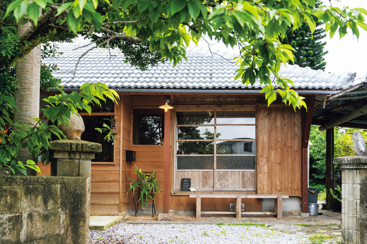 沖縄のおしゃれな住まいを覗き見！ 古民家と外国人住宅のローカルな暮らし