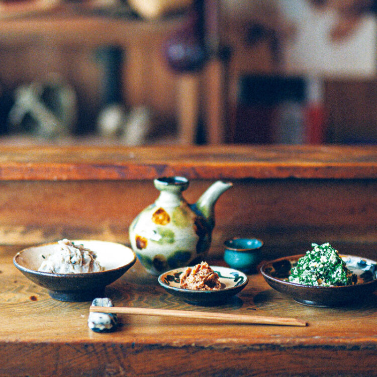 ドゥルワカシー、ウミンス（梅味噌）、苦菜の和え物などの琉球料理、島素材を生かした沖縄料理が1品800円～（品書きは時季替わり）。泡盛古酒900円～。