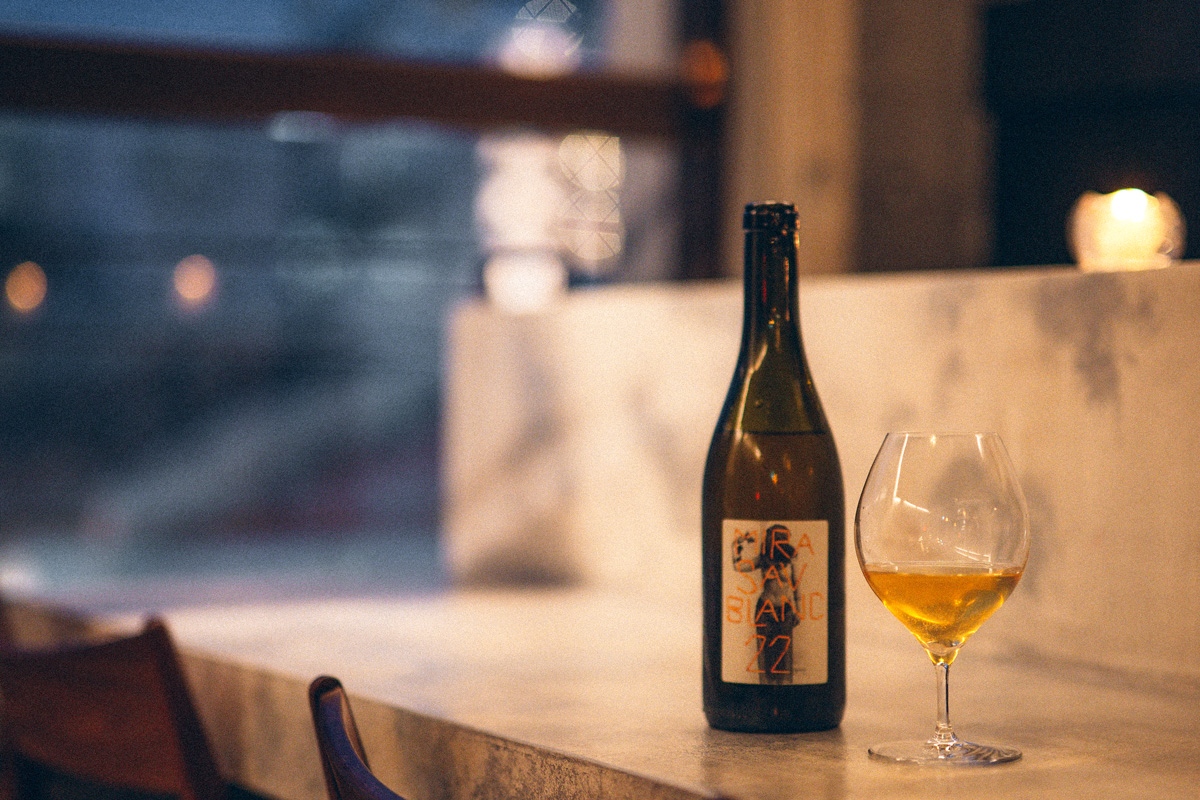 LO24:00。せんべろ横丁の一角に、アートなワインバー。〈吽〉