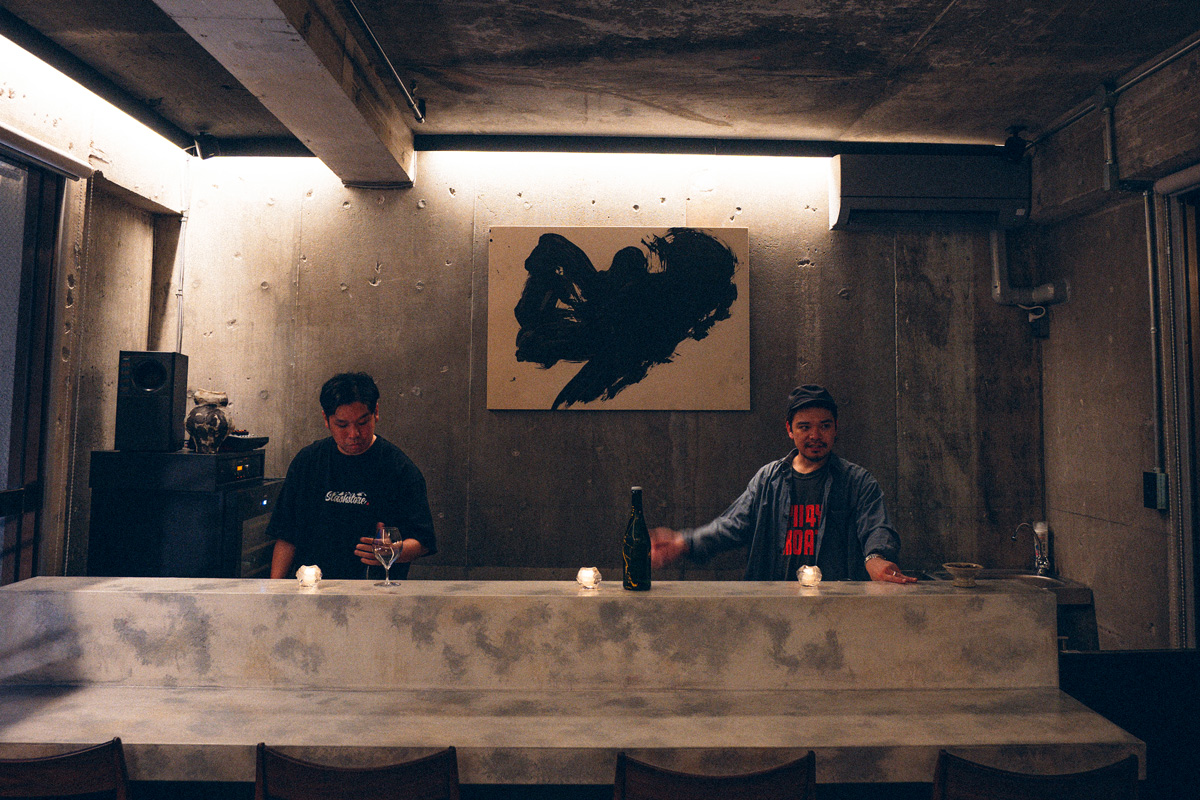 LO24:00。せんべろ横丁の一角に、アートなワインバー。〈吽〉