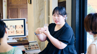そのチークの入れ方、ファンデ削ってるかも。最旬韓国メイクを元カリスマ美容部員から伝授