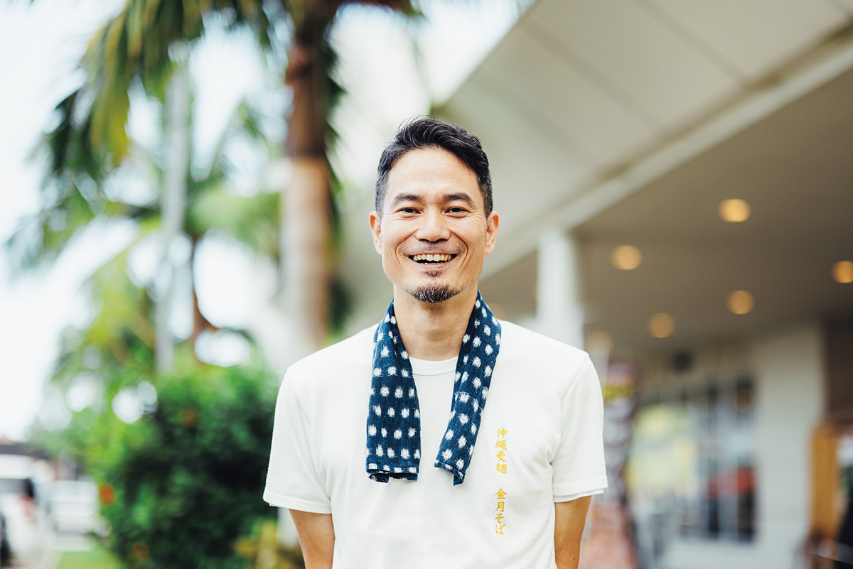 〈金月(きんちち)そば〉。代表の金城太生郎(たきろう)さん
