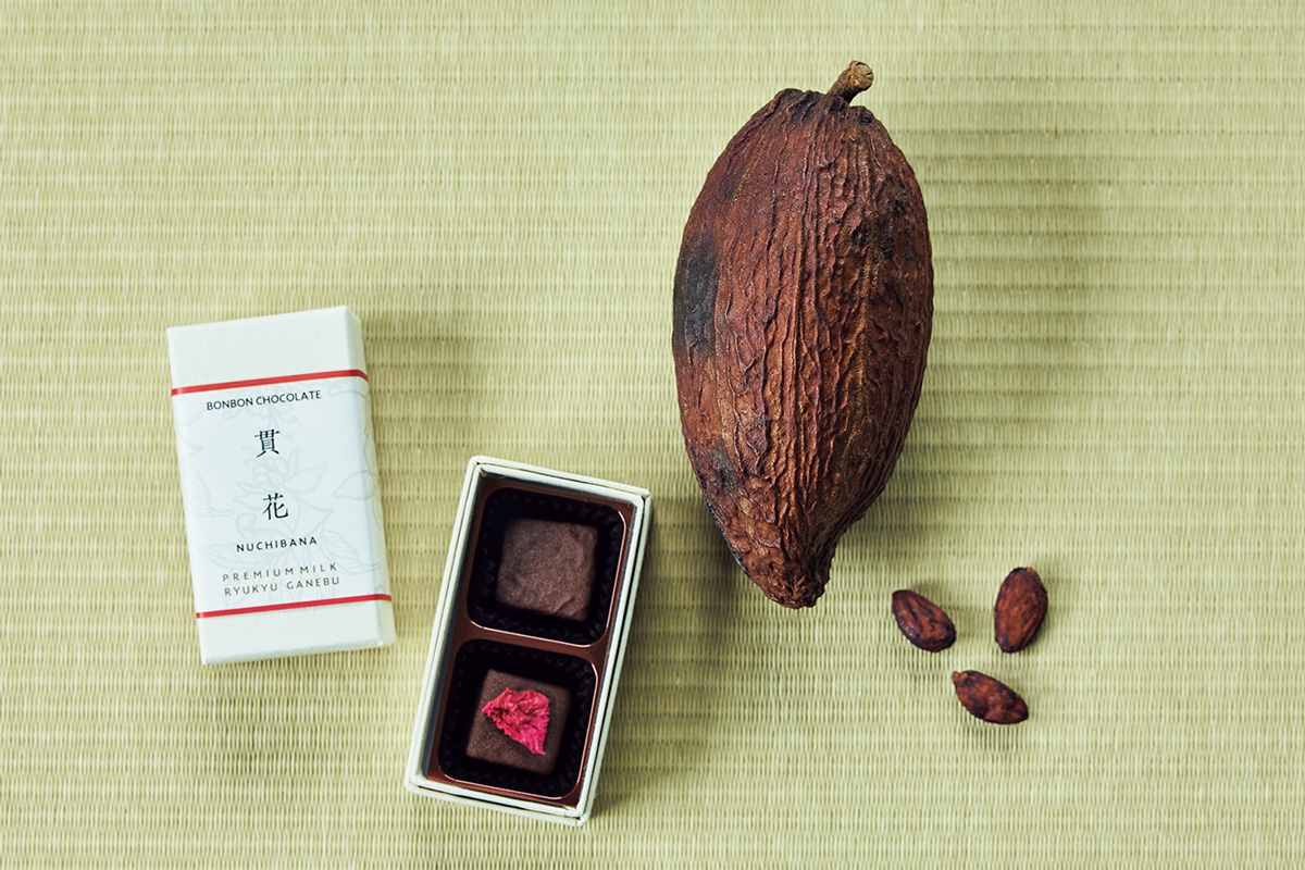 県産カカオに自然放牧の自然放牧牛乳、沖縄初のワイナリーの〈沖縄葡萄〉リキュールを加えたショコラ「貫花(ぬちばな)」。4,860円(2個)。