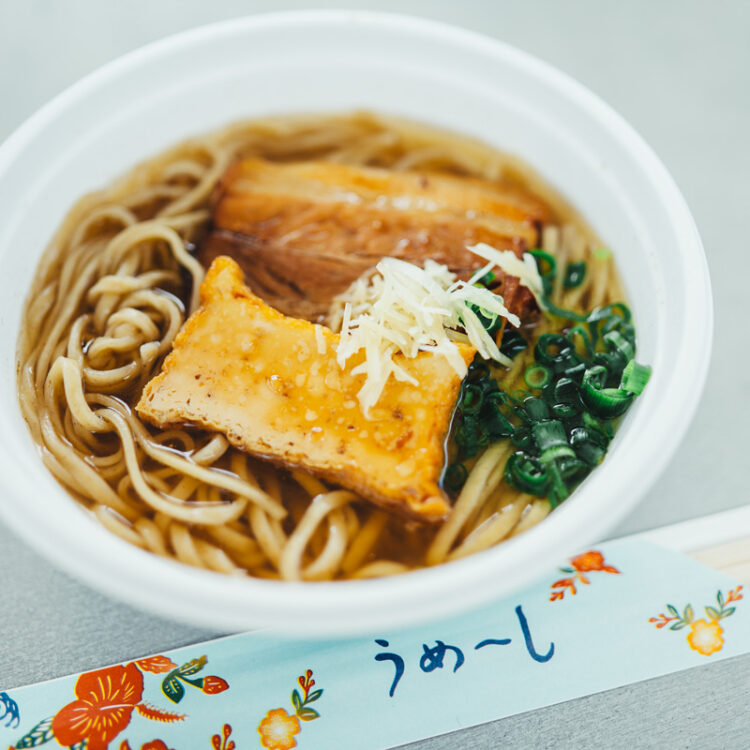 沖縄県産小麦の収穫祭イベントで提供された「島麦かなさん」100%の沖縄そば。店舗でも「沖縄地粉そば」として不定期で提供。1,800円～。